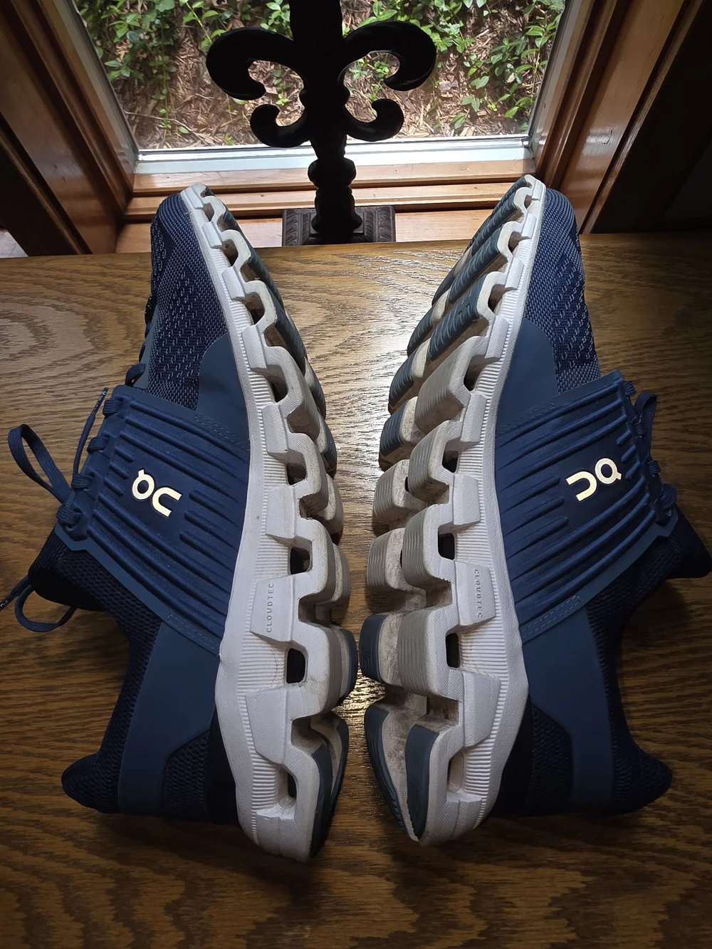 On Running Men's Navy and White Cloud  Swift 4 Sneakers Sz 11